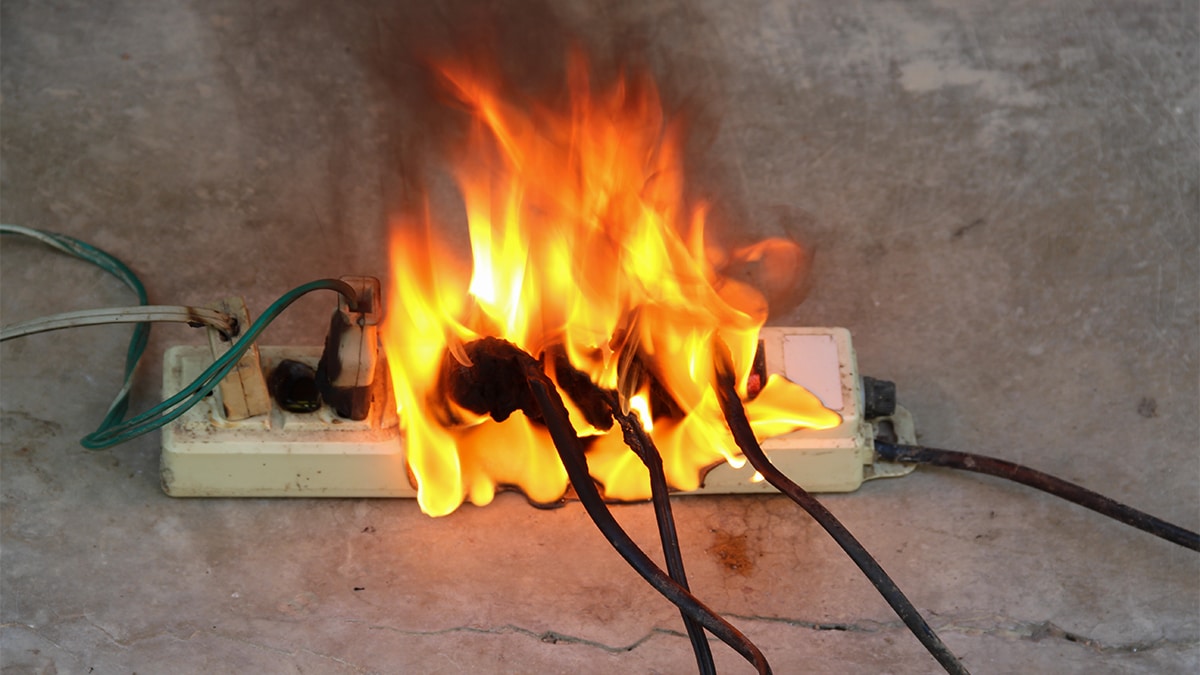 1/3 des incendies sont dues a un problème électrique : voici 7 conseils pour s'en prémunir