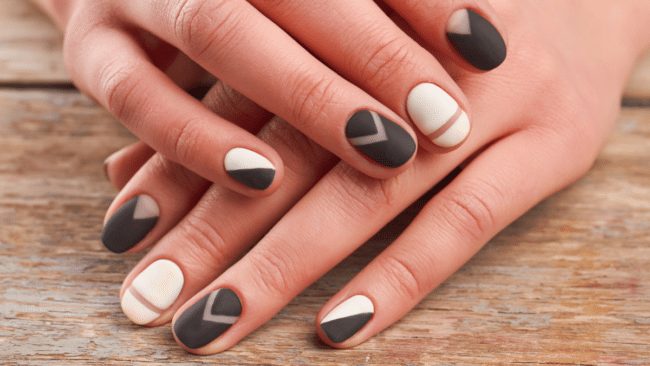 Motifs géométriques fins en noir et blanc, base nude velours hyper graphique et ultra tendance.