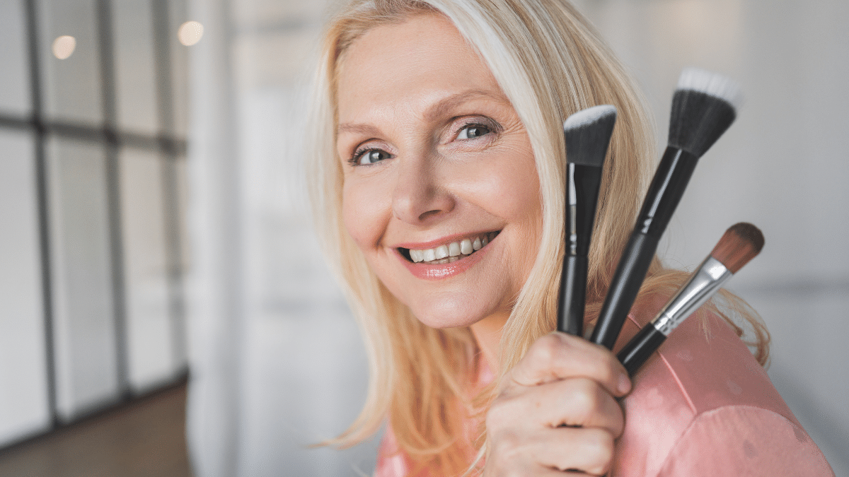 Cosmétique senior : soins peau mature et maquillage peau sensible après 60 ans