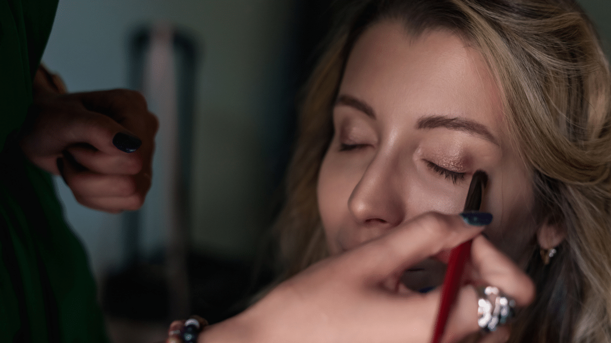 Hailey Bieber Maquillage : Tendance beauté "fond de sac" avec blush fluide sur les yeux et crayon à lèvres détourné pour un nez affiné naturel.