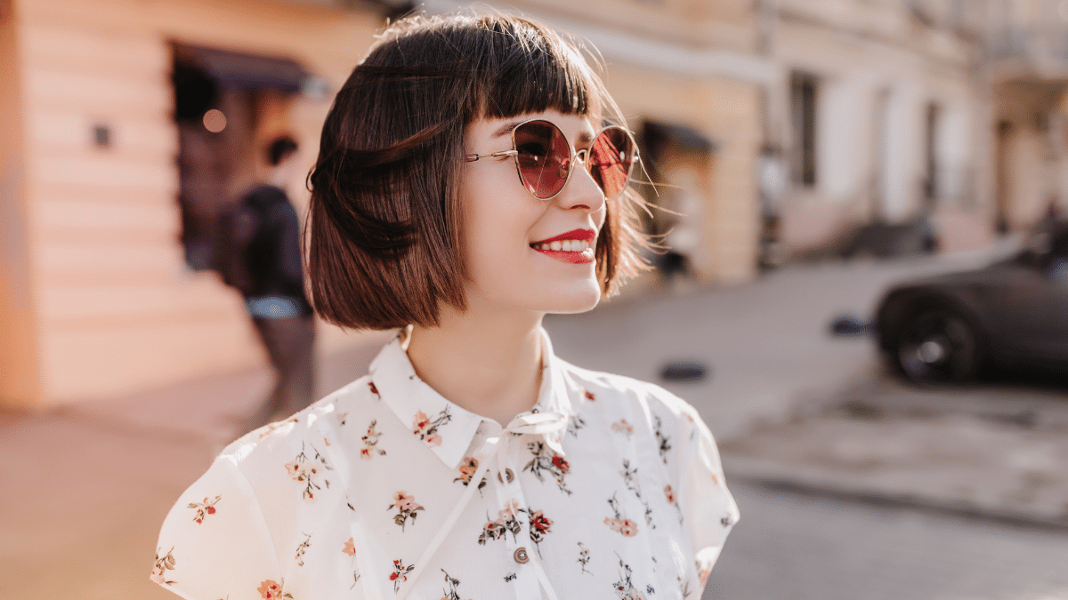 femme coupe carrée graphique simple rajeunissante