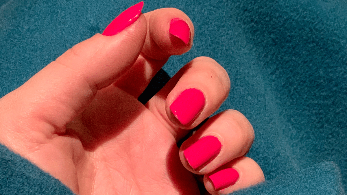 ongles courts effet velours : style chic
